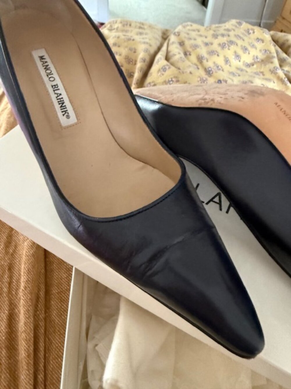 Classic Navy Manolos Size 39 - Picture 3 of 3